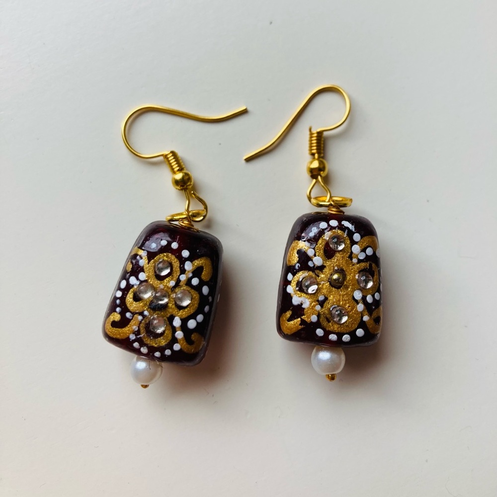 Earrings with pearl jewel